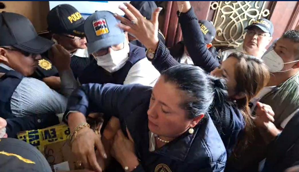 Analistas condenaron el actuar de la CC al no conocer los amparos interpuestos por el TSE. (Foto Prensa Libre: TSE)