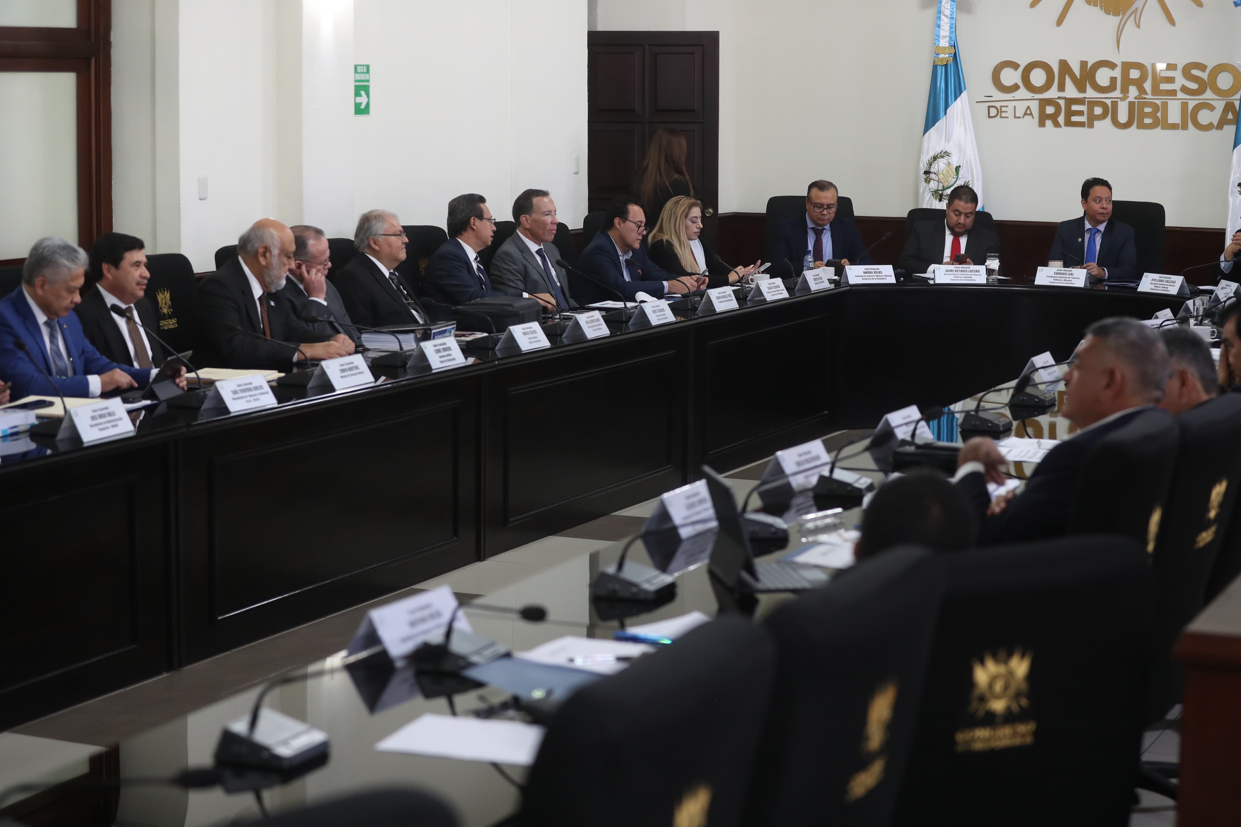 Integrantes de la Comisión de Finanzas del Congreso de la República se reúnen con autoridades del Banco de Guatemala y la SAT para analizar el proyecto de presupuesto 2024. (Foto Prensa Libre: Esbin García)