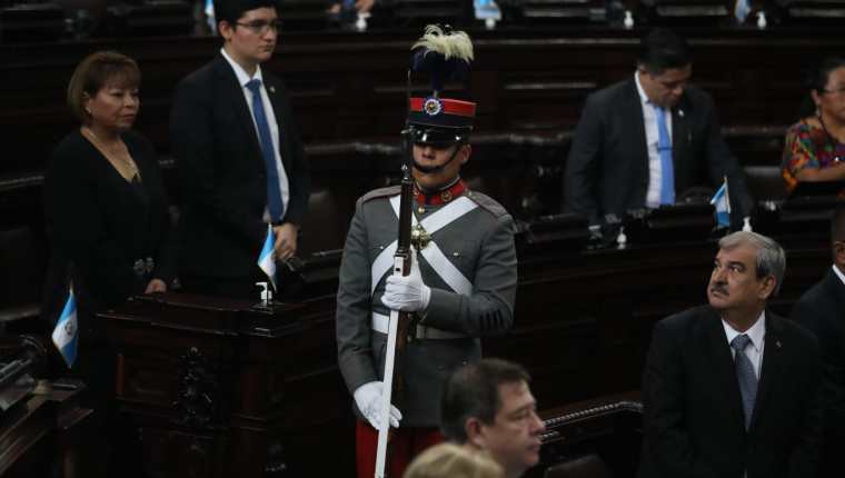 La Sesión Solemne por los 202 años de Independencia de Guatemala se celebró en el Congreso de la República con la ausencia de los tres presidentes de los organismos del Estado. (Foto Prensa Libre: Juan Diego González) 
