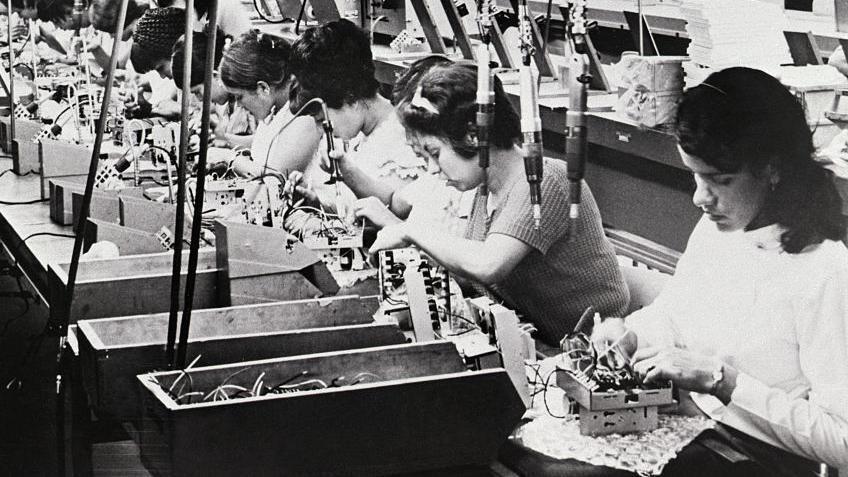 Un grupo de mujeres trabaja en una fábrica en Puerto Rico en 1970. Según la Biblioteca Nacional de Medicina de EE.UU., en 1982 un 41% de las mujeres casadas en el territorio estaba esterilizadas.  GETTY IMAGES