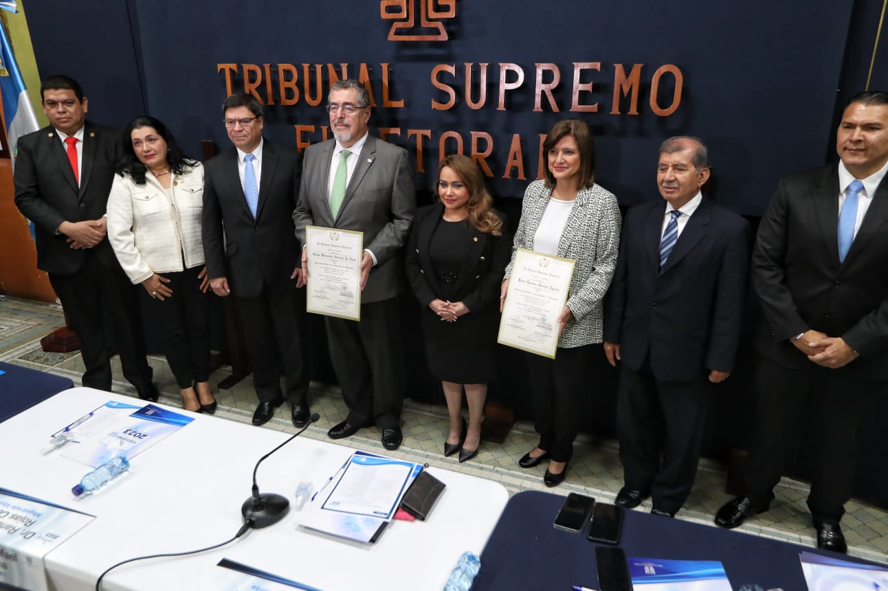 Bernardo Arévalo y Karin Herrera recibieron las credenciales de presidente y vicepresidenta electos por parte de magistrados del TSE. (Foto Prensa Libre: Esbin García)