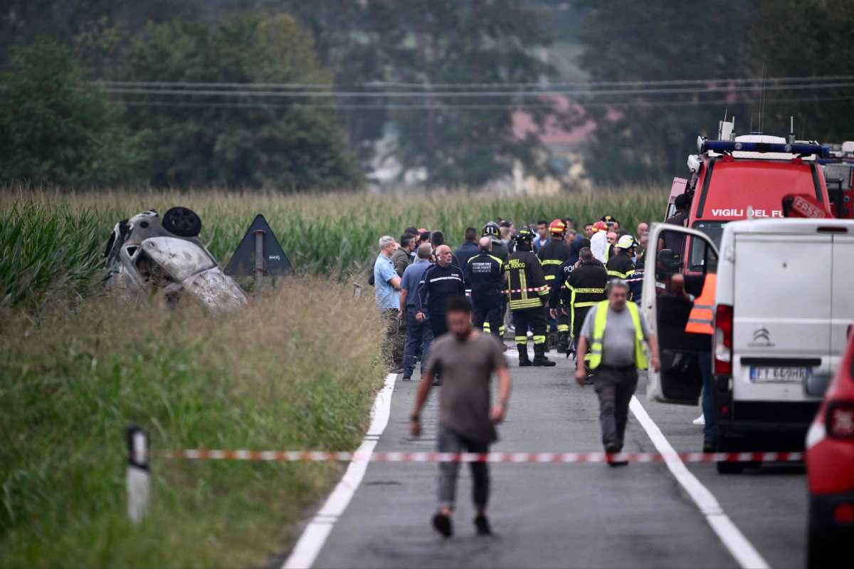 Video: Un avión de la patrulla acrobática italiana se estrella contra un vehículo y muere una niña