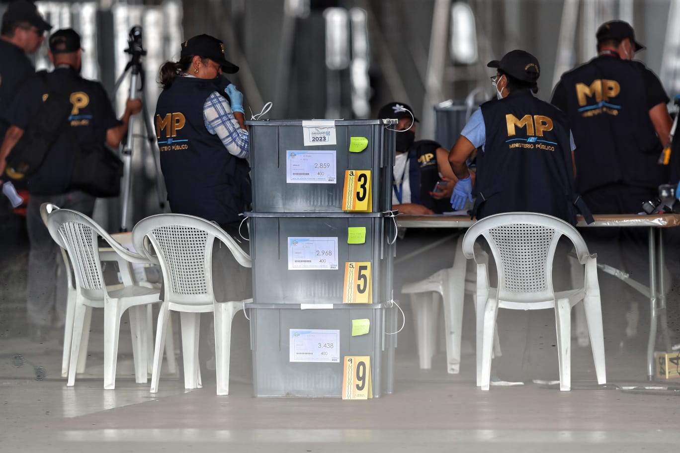 Fiscales del MP revisan cajas electorales en una sede del TSE, acciones que han sido criticadas a escala nacional e internacional. (Foto Prensa Libre: Esbin García)