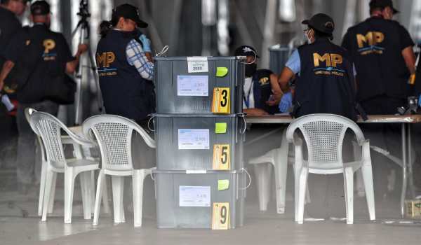 Fiscales del MP revisan cajas electorales en una sede del TSE, acciones que han sido criticadas a escala nacional e internacional. (Foto Prensa Libre: Esbin García)