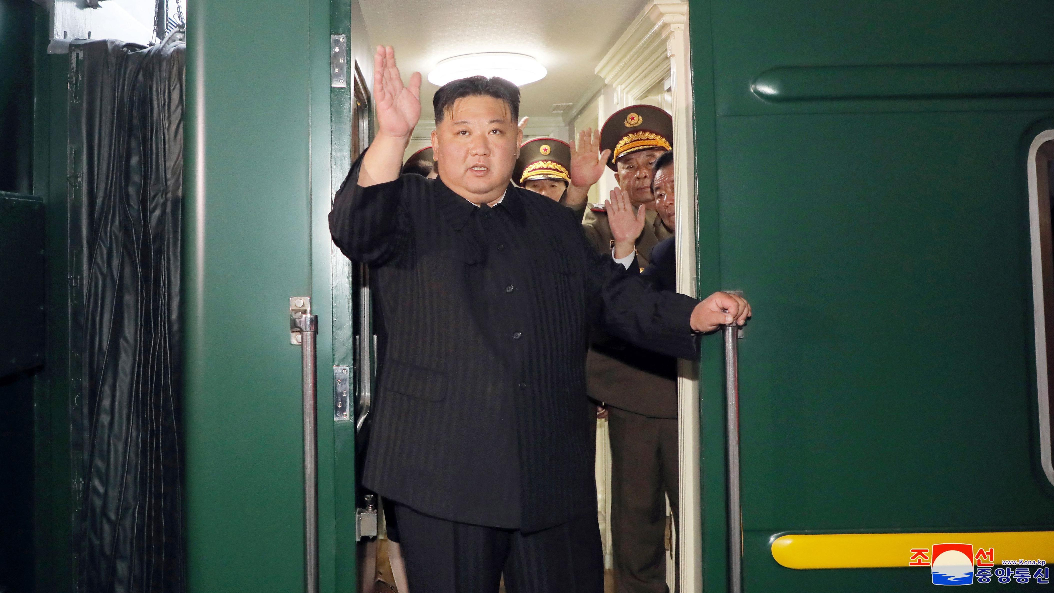 La agencia estatal de noticias norcoreana, KCNA, distribuyó imágenes de Kim Jong-un abordando el tren para su viaje a la Federación Rusa.