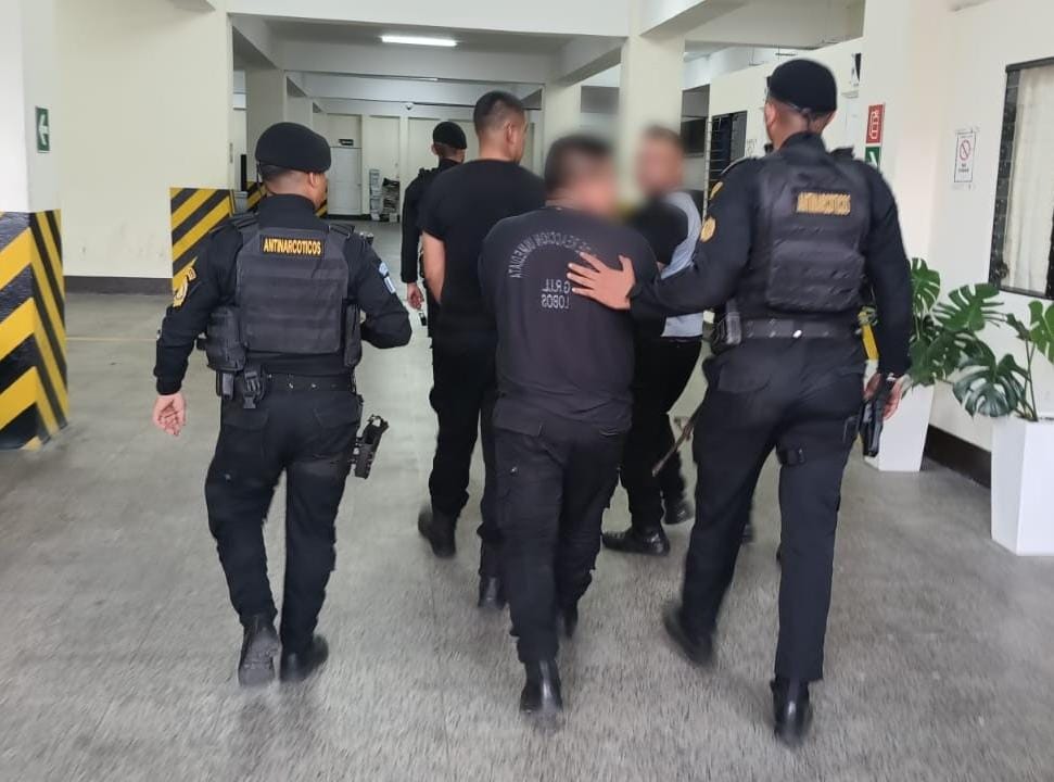 Cuatro PNC fueron arrestados el 10 de septiembre en a ruta al Pacífico. Están todavía a la espera de que los escuche un juez en Escuintla. Los acusan de secuestro y cohecho. (Foto Prensa  Libre: PNC).