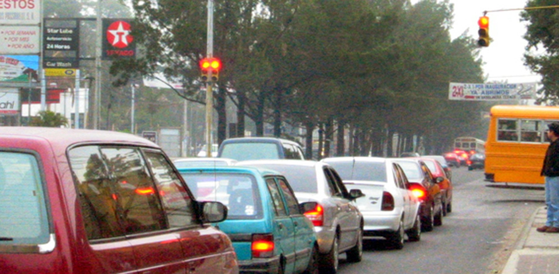 Los semáforos son aprovechados por supuestos limpia parabrisas y vendedores para cometer asaltos o alertar a delincuentes, afirma la PNC. (Foto Prensa Libre: Hemeroteca PL)