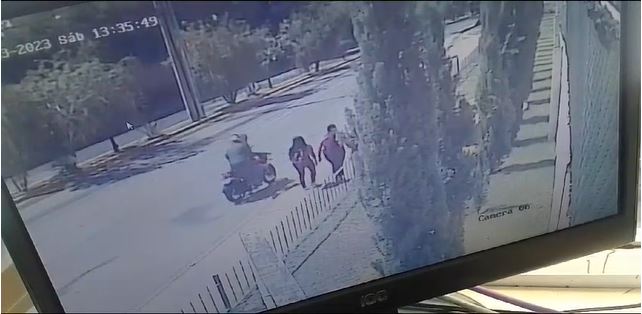 Dos jóvenes mujeres, trabajadores domésticas en la zona 16, fueron asaltadas por dos sujetos en motocicleta el 23 de septiembre pasado. (Foto Prensa Liber: captura de pantalla).