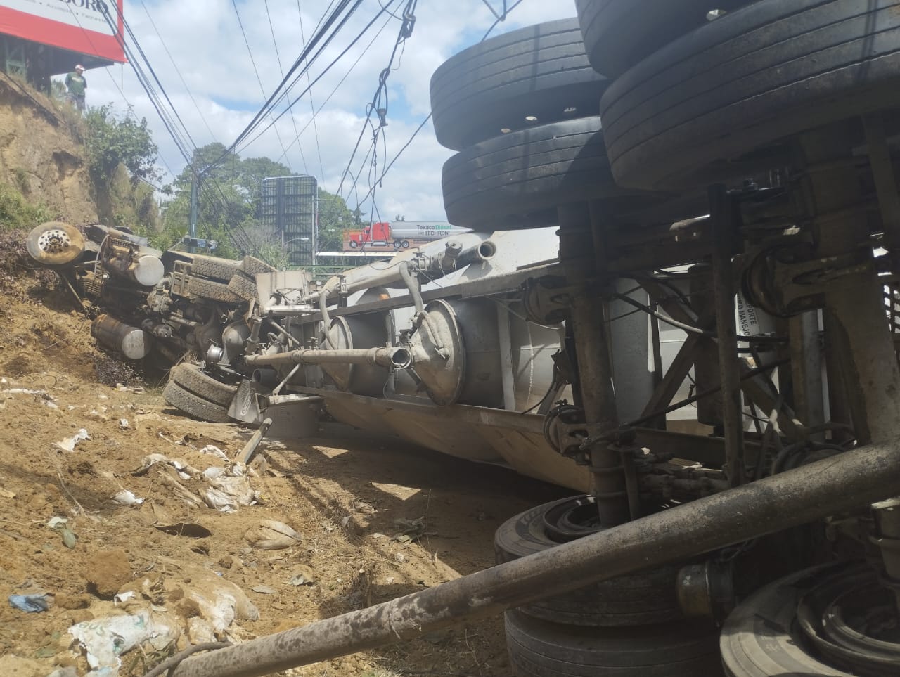 Tránsito complicado en Mixco: tráiler vuelca en el descenso a San Cristóbal, se cruza al carril contrario y choca a otros automotores