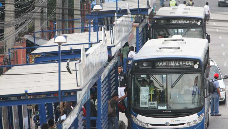 Los estudiantes del sector público deben recibir de manera bimensual el bono al transporte para movilizarse hacia sus centros educativos. (Foto Prensa Libre: Hemeroteca PL)