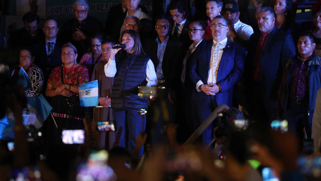  Bernardo Arévalo y Karin Herrera, binomio presidencial electo, junto a representantes de varios sectores sociales. (Foto Prensa Libre: Érick Avila) 