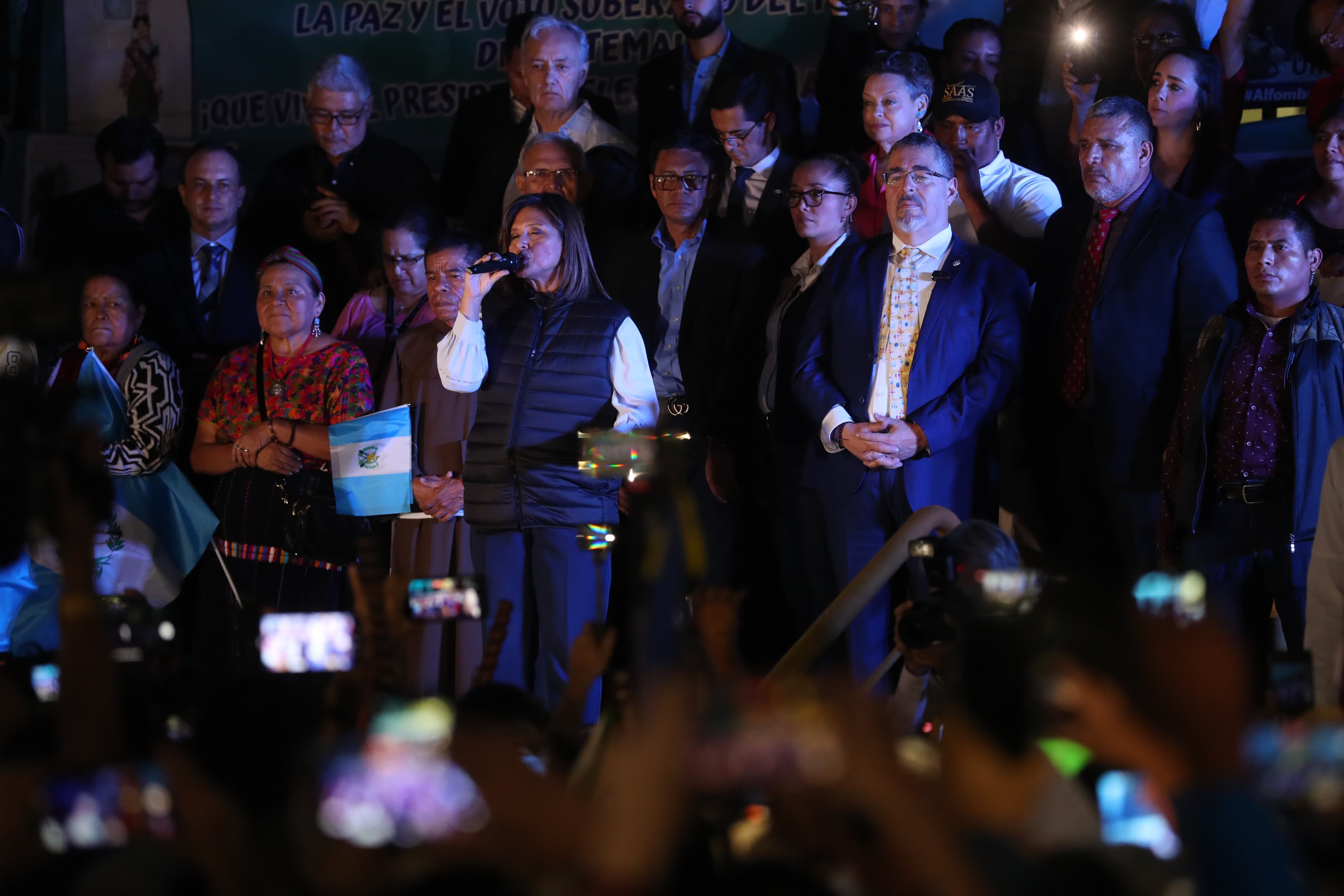  Bernardo Arévalo y Karin Herrera, binomio presidencial electo, junto a representantes de varios sectores sociales. (Foto Prensa Libre: Érick Avila) 