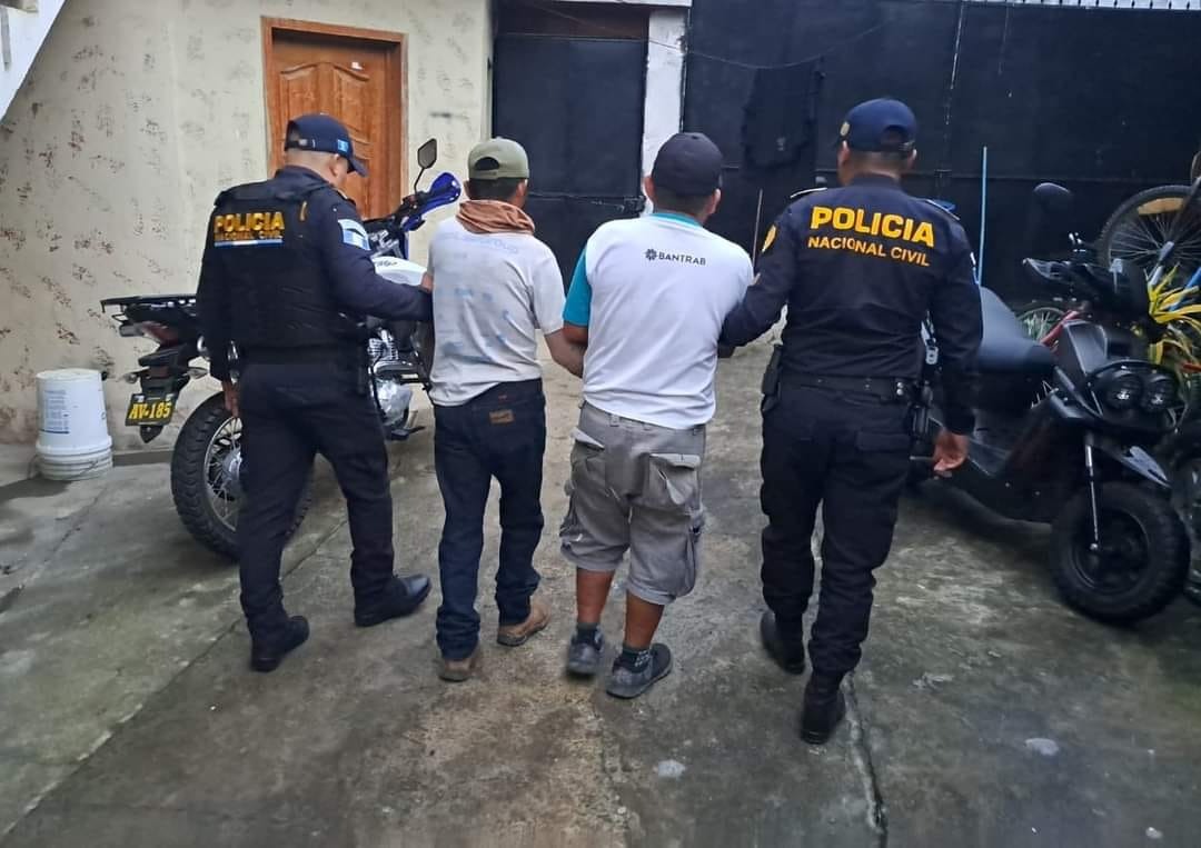 Alejandro Cuc Pop, de 47 años y Adolfo Cuc Caal de 43, fueron retenidos por pobladores de una aldea de San Juan Chamelco, Alta Verapaz, sindicado de haberle dado muerte a una mujer que tenía medidas judiciales de protección. (Foto Prensa Libre: PNC). 
