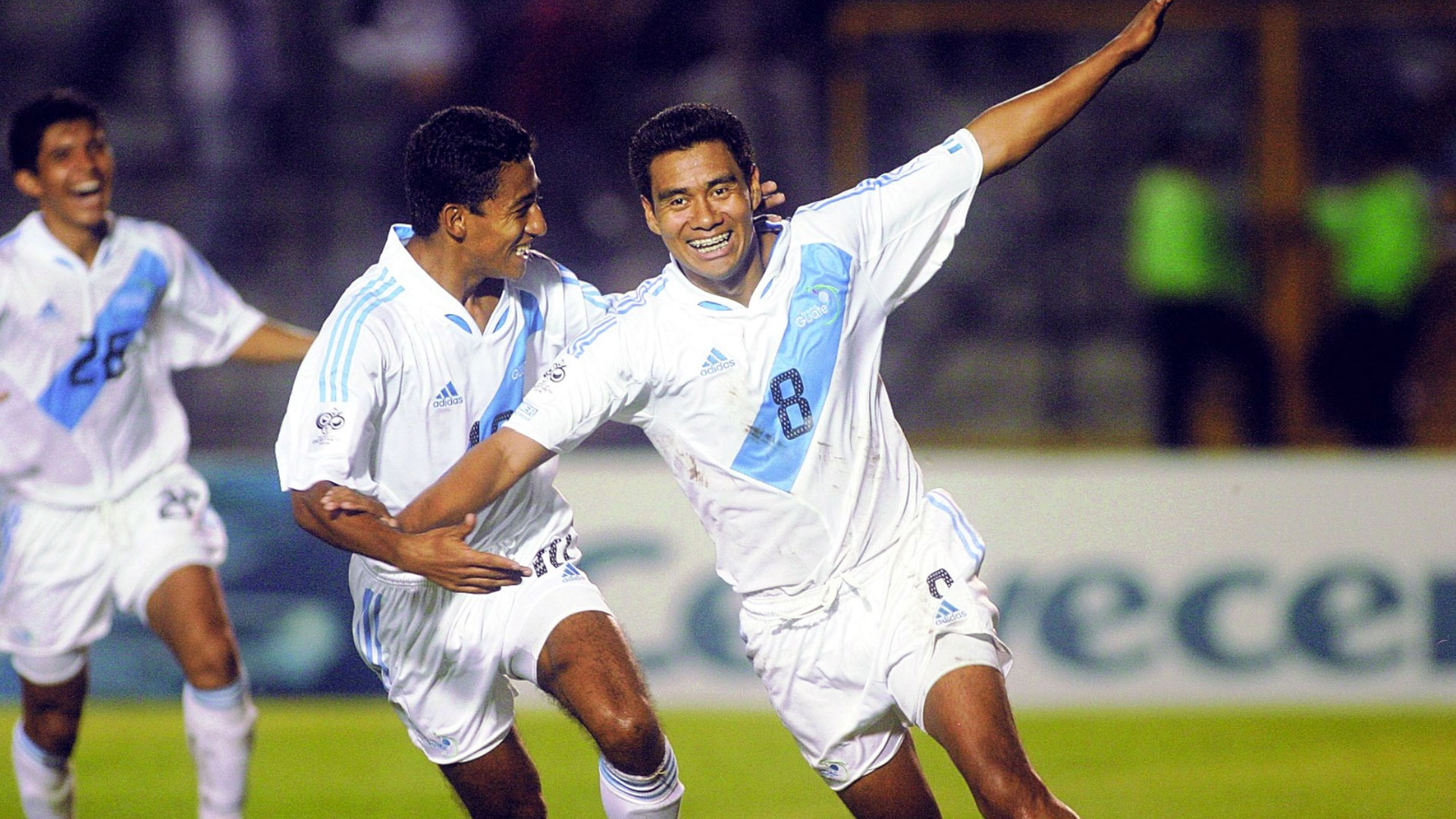 Los exjugadores de la Selección de Guatemala, Pablo Melgar (28), Edwin Villatoro (10) y Gonzalo Romero (8) celebran el último triunfo ante Panamá en agosto de 2005 camino a Alemania 2006. (Foto Prensa Libre: Hemeroteca PL)