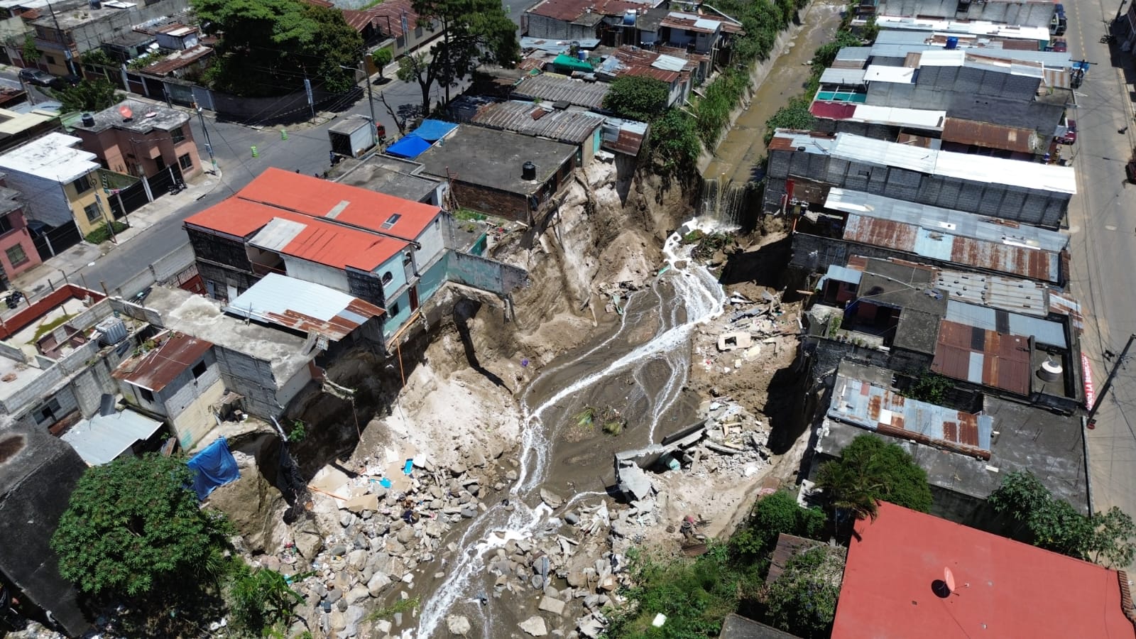 Imágenes de dron muestran las viviendas que están a punto de derrumbarse a orillas del río Pinula en Villa Hermosa, San Miguel Petapa