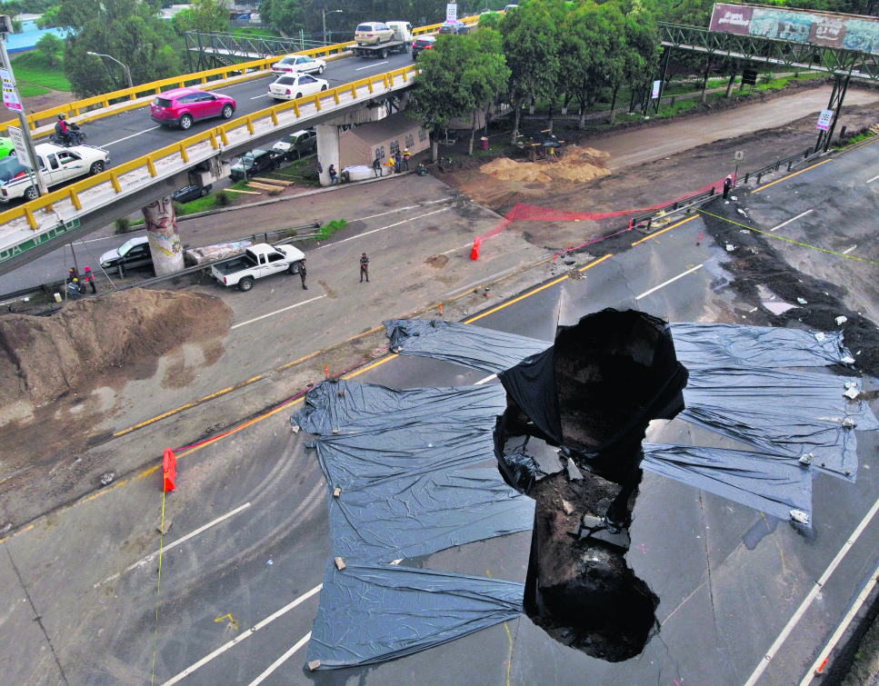 Los hundimientos en Villa Nueva y la destrucción de viviendas en San Miguel Petapa a orillas del río Platanitos se deben al colapso de colectores y a la sobrepoblación que ha construido casas en sectores de riesgo. (Foto Prensa Libre: Carlos Hernández.)