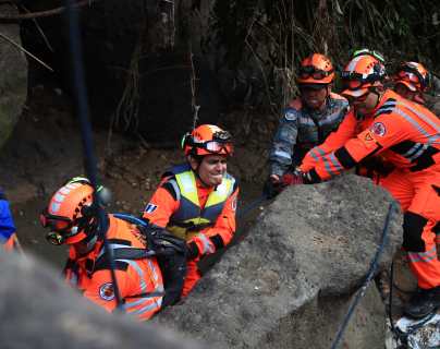 Entre rocas y agua: fotos muestran el esfuerzo de rescatistas durante el segundo día de búsqueda de víctimas de la tragedia bajo el puente El Naranjo