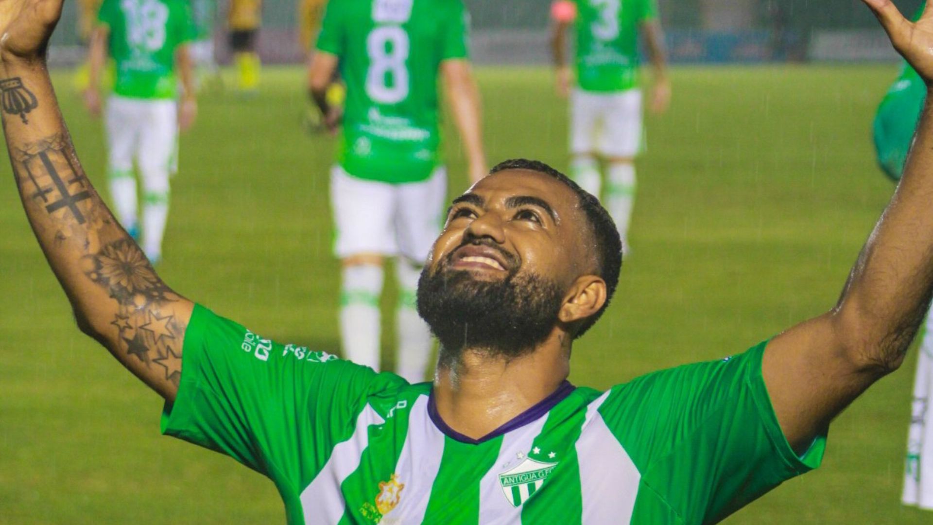 El delantero de Antigua, Dewinder Bradley celebra el único gol de su equipo a Guastatoya en la fecha 10 del Apertura 2023 en la cancha del estadio Pensativo. (Foto Prensa Libre: AntiguaEsportiva)