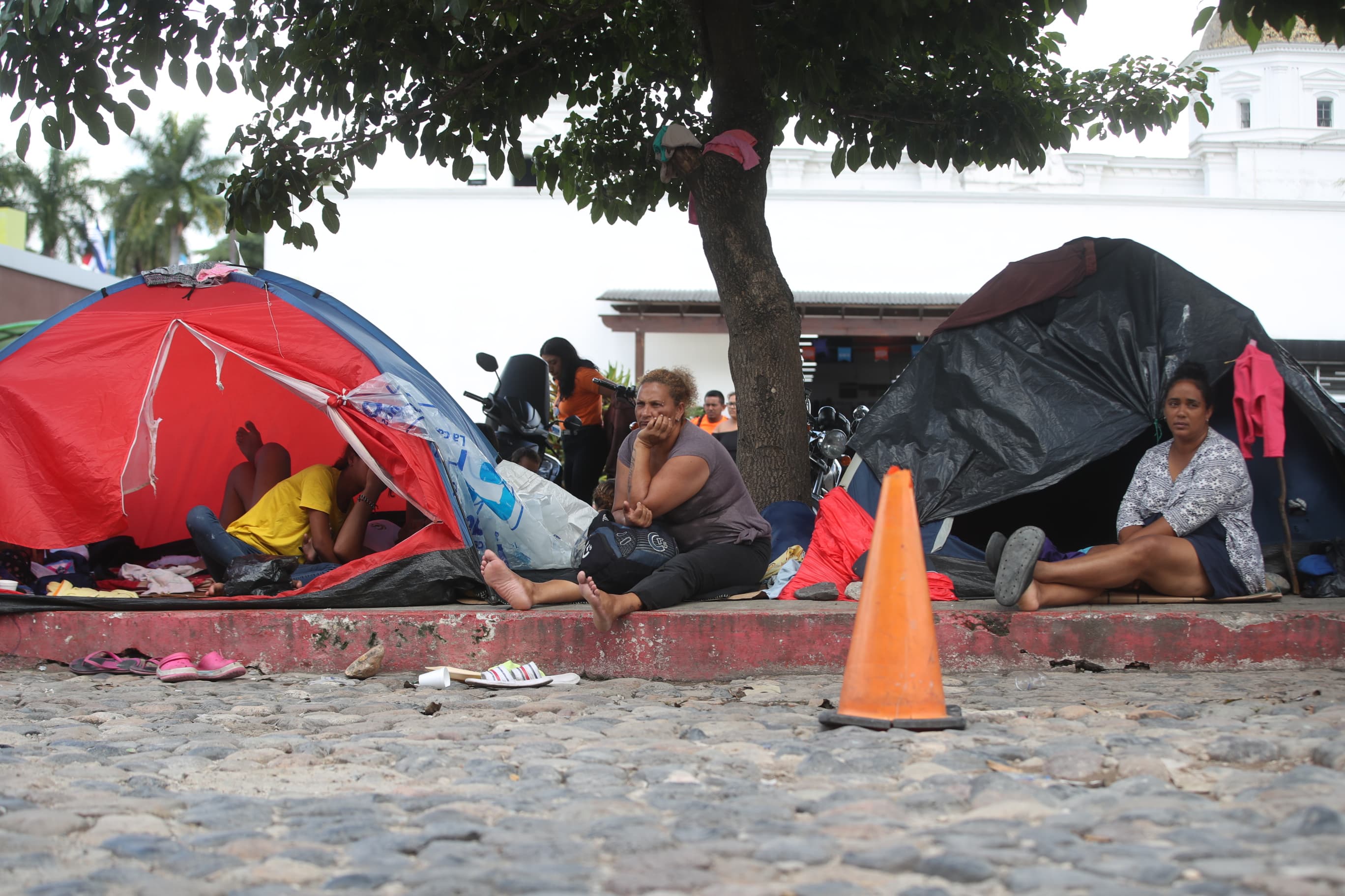 Migrantes venezolanos se protegen en pequeñas carpas en las calles de Esquipulas, Chiquimula. (Foto Prensa Libre: María José Bonilla)