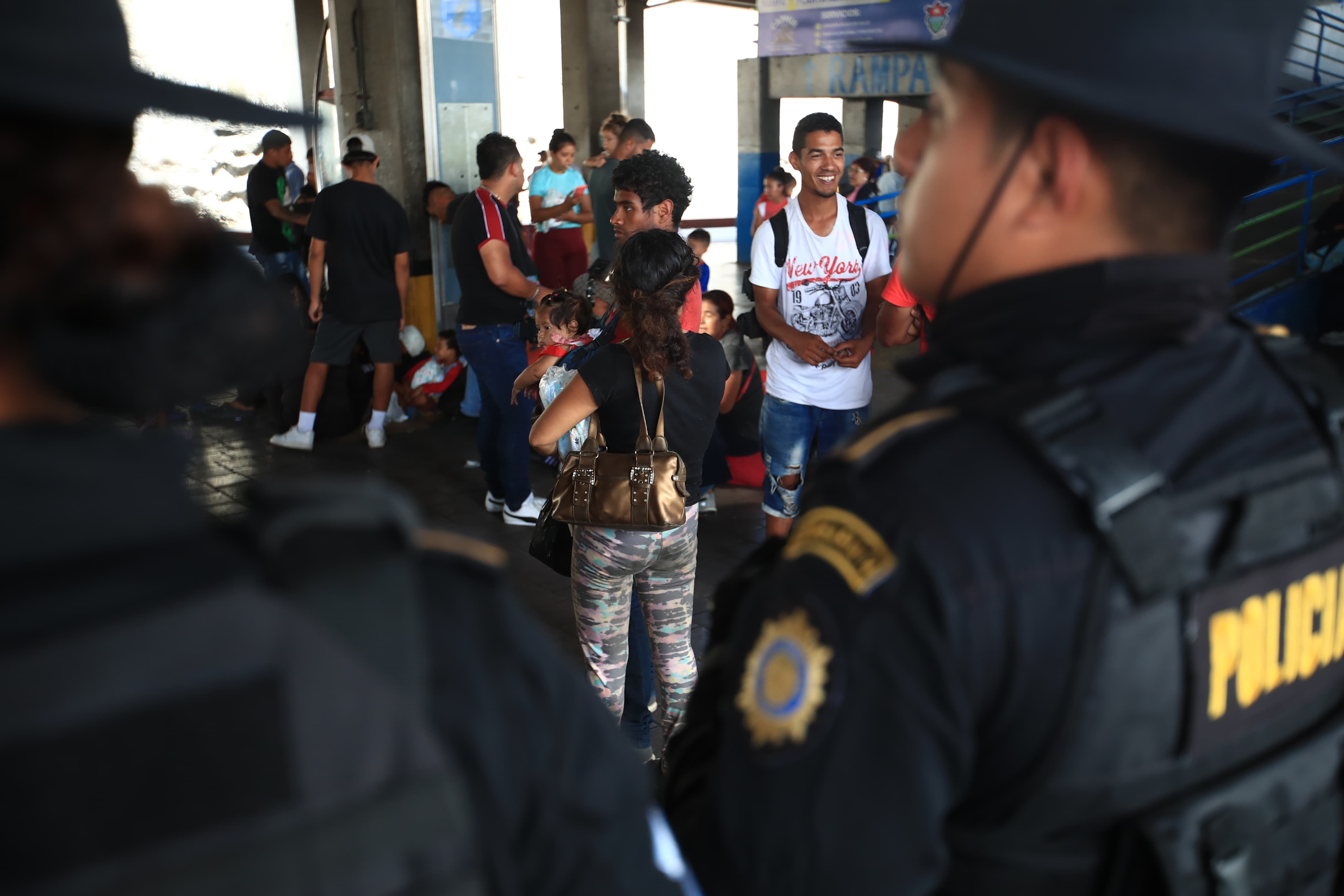 Las fuerzas de seguridad efectúan un operativo de identificación de migrantes en la Centra Sur. (Foto Prensa Libre: Carlos Hernández Ovalle)