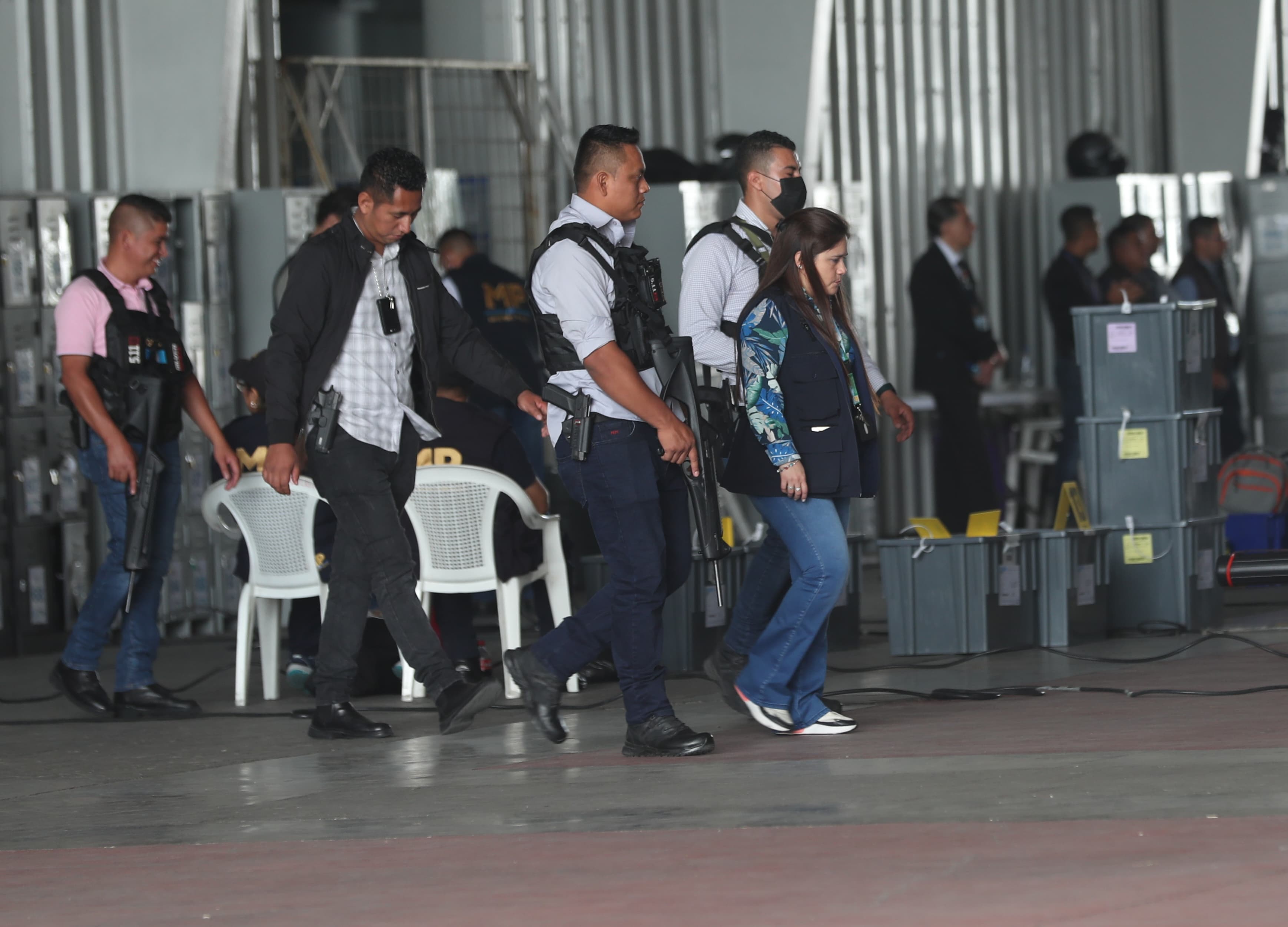 Hombres armados y de particular participaron en las diligencias del MP en las sedes del TSE, donde abrieron varias cajas electorales. (Foto Prensa Libre: Érick Ávila)
