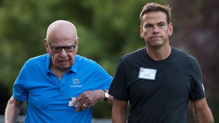 Rupert Murdoch, magnate de los medios, junto a su sucesor, Lachlan Murdoch. GETTY IMAGES