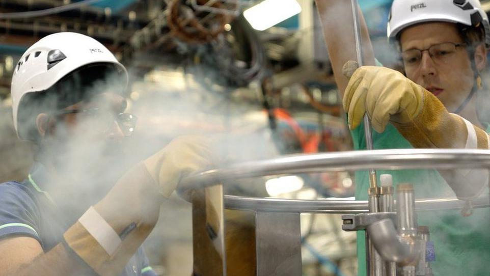 Ingenieros de la CERN añaden helio líquido al sistema para mantener la antimateria a menos 270 grados celcius, la temperatura más fría posible cerca del cero absoluto.  BBC