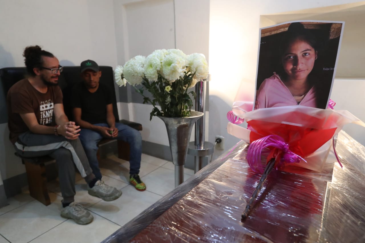 Los restos de Karla Roxana de Paz son velados en la zona 3 de la capital. (Foto Prensa Libre: María Reneé Barrientos)
