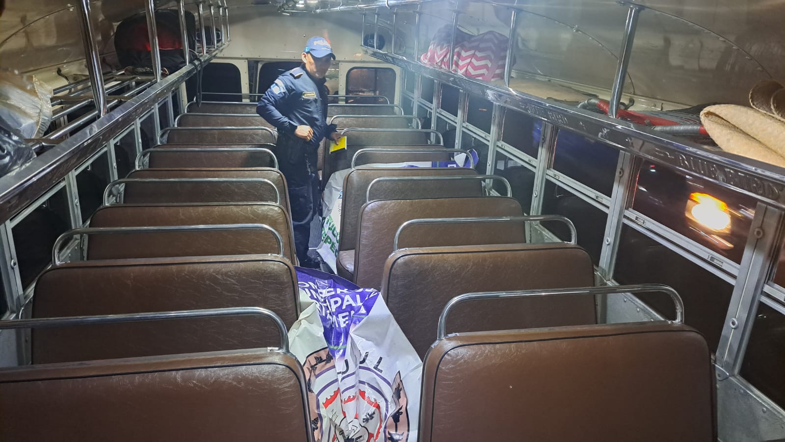 Un de los pasajeros intentó repeler el asalto y se desató una balacera en el interior del bus. (Foto Prensa Libre: Bomberos Municipales Departamentales) 