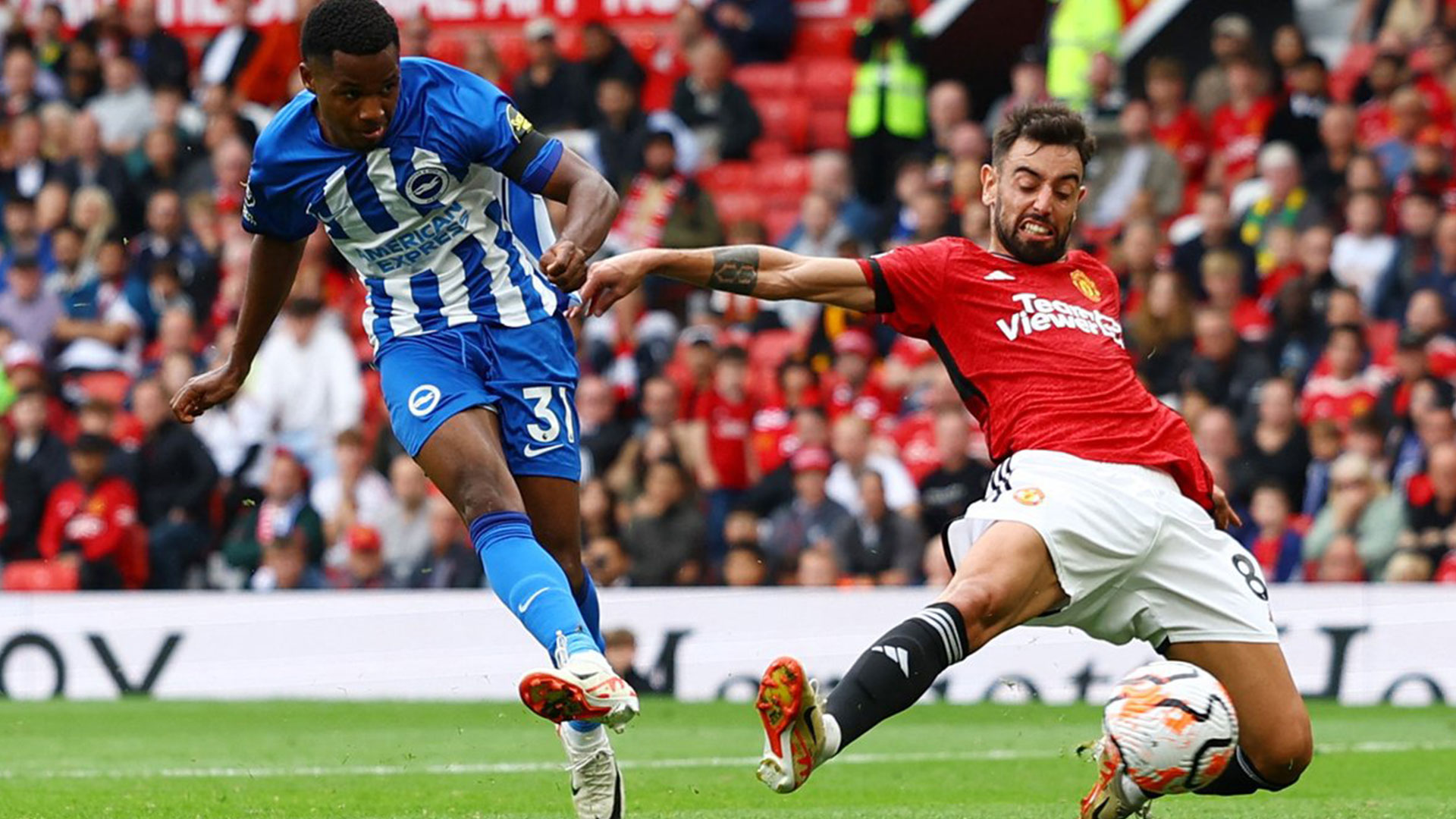 El jugador del Brighton, Ansu Fati, en el último remate del duelo ante el Manchester United en Old Trafford. (Foto Prensa Libre: El Relevo/Twitter)