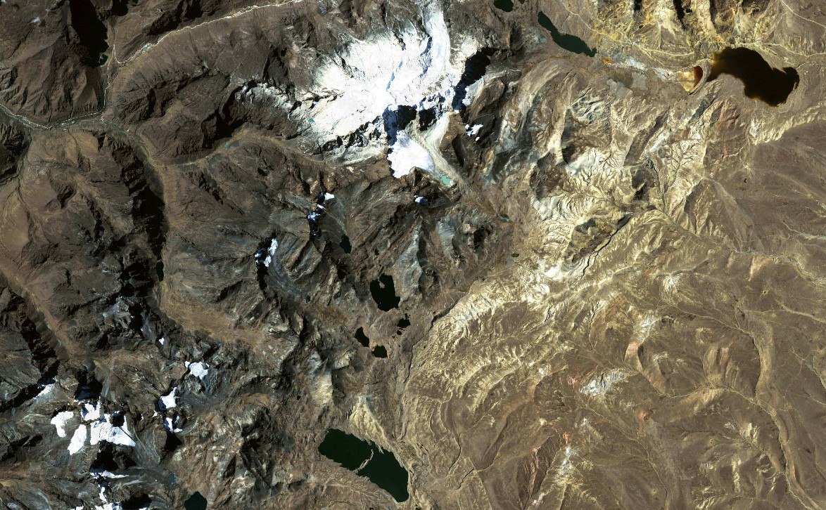 Los glaciares a escala mundial, como el de Zongo, Bolivia, están perdiendo su hielo. (Foto Prensa Libre: EFE)