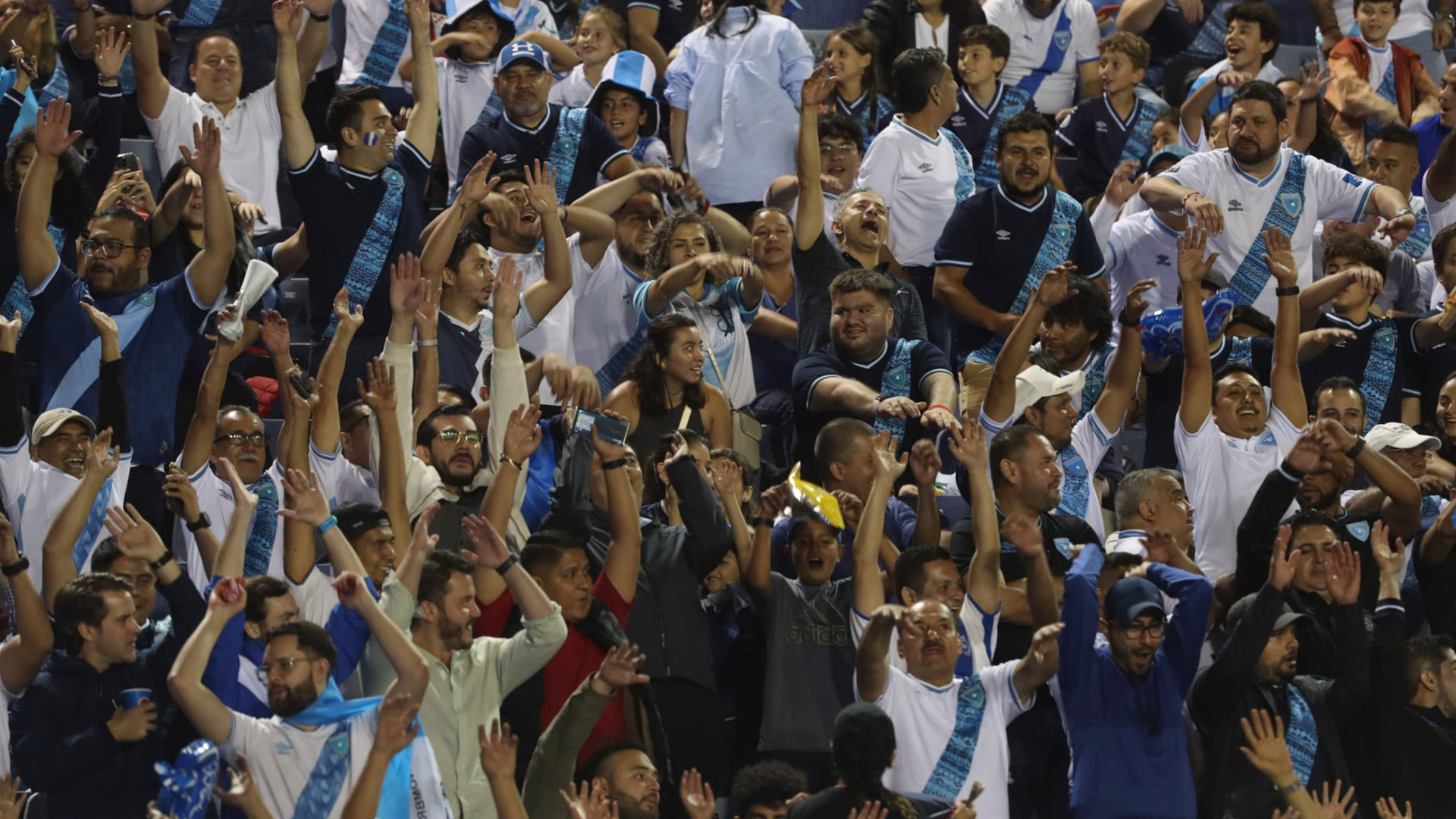 Aficionados guatemaltecos alientan a la Azul y Blanco en el triunfo 2-0 ante El Salvador durante el debut en la Liga de Naciones de Concacaf. (Foto Prensa Libre: Esbin García)