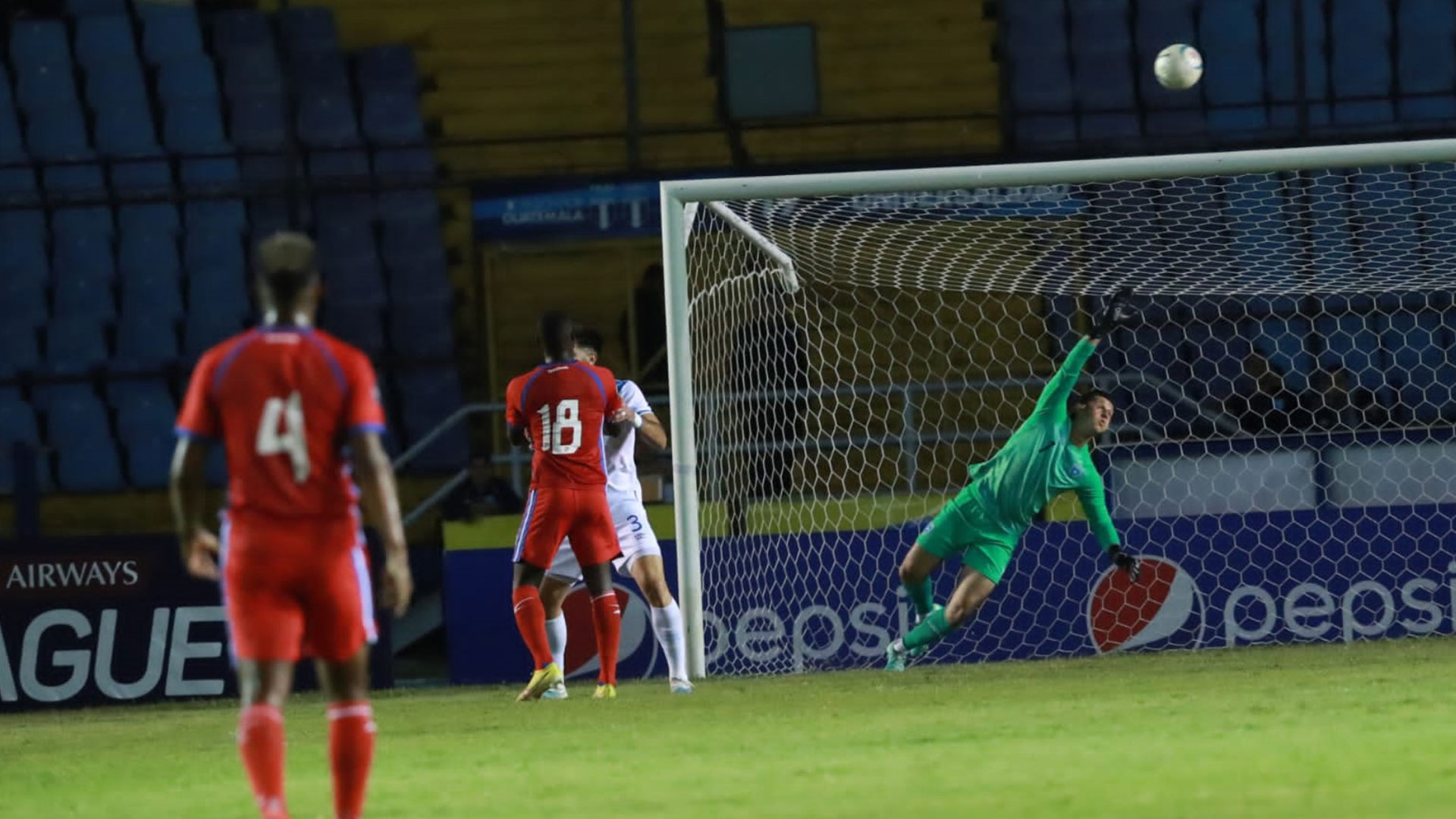 El portero de la Selección Nacional, Nicholas Hagen, se tiende tratando de evitar un remate de Panamá. (Foto Prensa Libre: María José Bonilla)