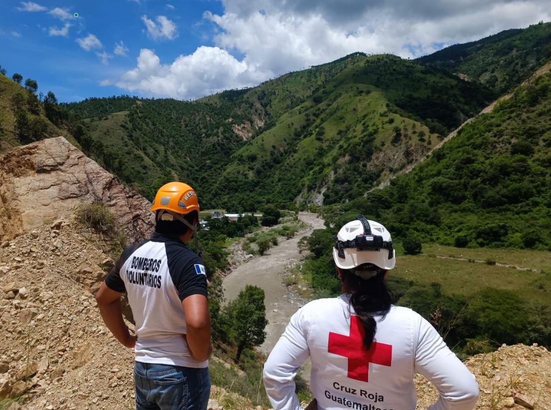 Un bombero voluntario y una socorrista de la Cruz Roja en las taréas de búsqueda del joven de 22 años desaparecido en un río de Sacapulas, Quiché. (Foto Prensa Libre, Cortesía)