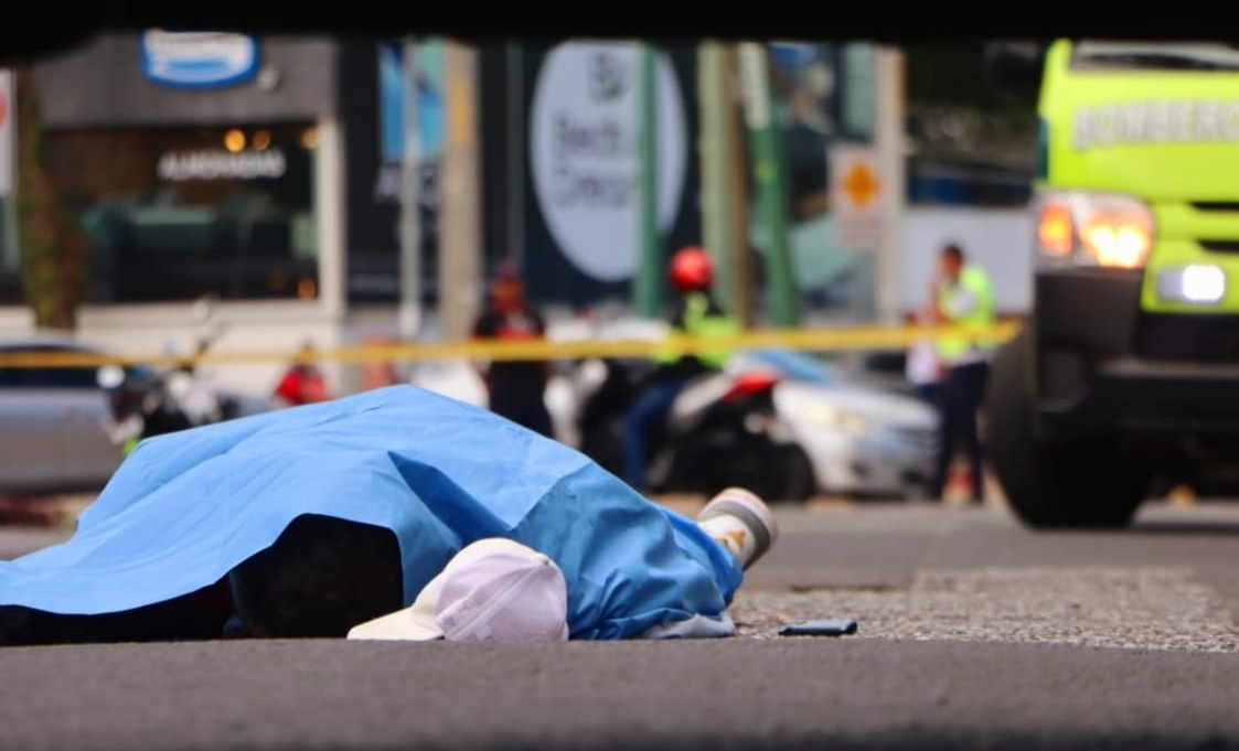 Jefferson González, de 31 años, murió baleado por el piloto de un vehículo que se resistió a un asalto en la zona 10. El sujeto que falleció estuvo en prisión. (Foto Prensa Libre: CBM).