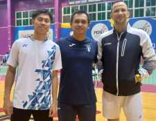 El badmintonista, Kevin Cordón, junto a su entrenador, Muhamar Qdafi y Ade Resky Dwicahyo, de Azerbaiyán. (Foto Prensa Libre: Federación de Bádminton de Guatemala/Facebook)
