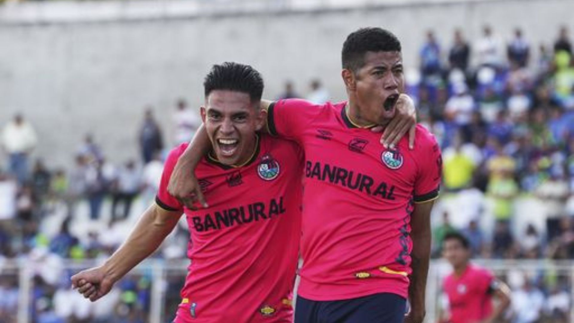 Los jugadores de Municipal, John Méndez y Pedro Altán, festejan juntos el segundo gol ante Deportivo Mixco. (Foto Prensa Libre: Rojos/facebook)
