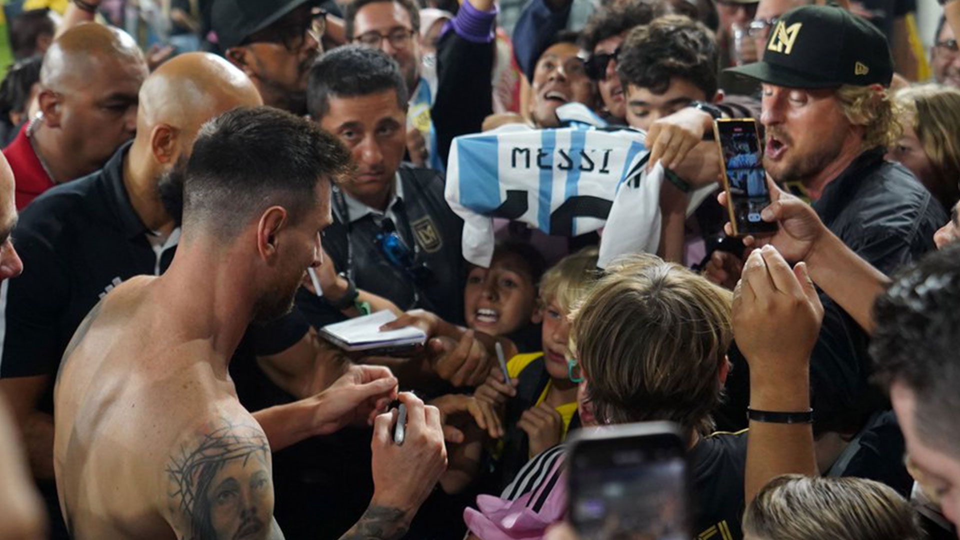 Messi firma autógrafos al finalizar el juego.