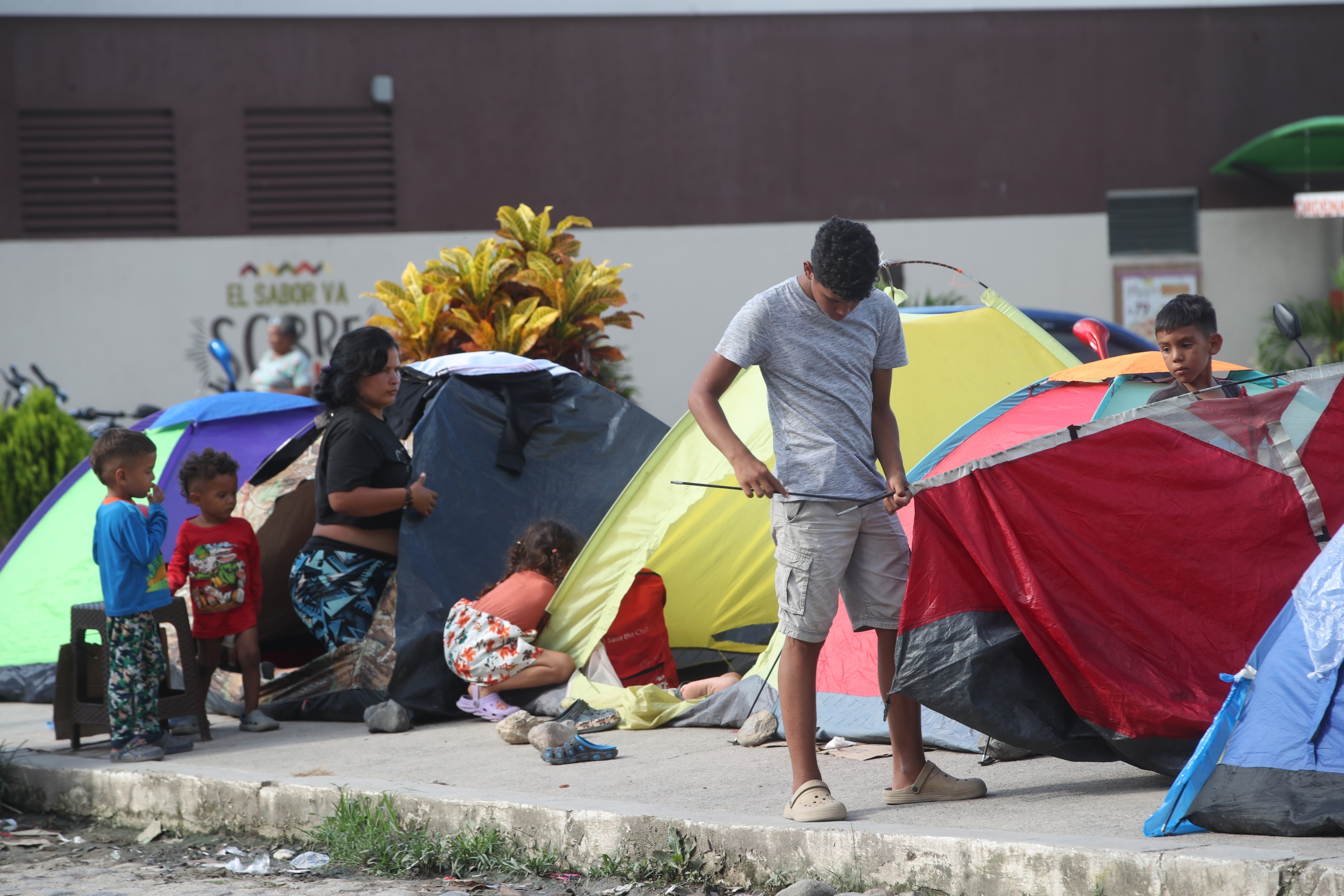 Migrantes se las ingenian para dormir en las calles en Esquipulas, Chiquimula. (Foto Prensa Libre: María José Bonilla)