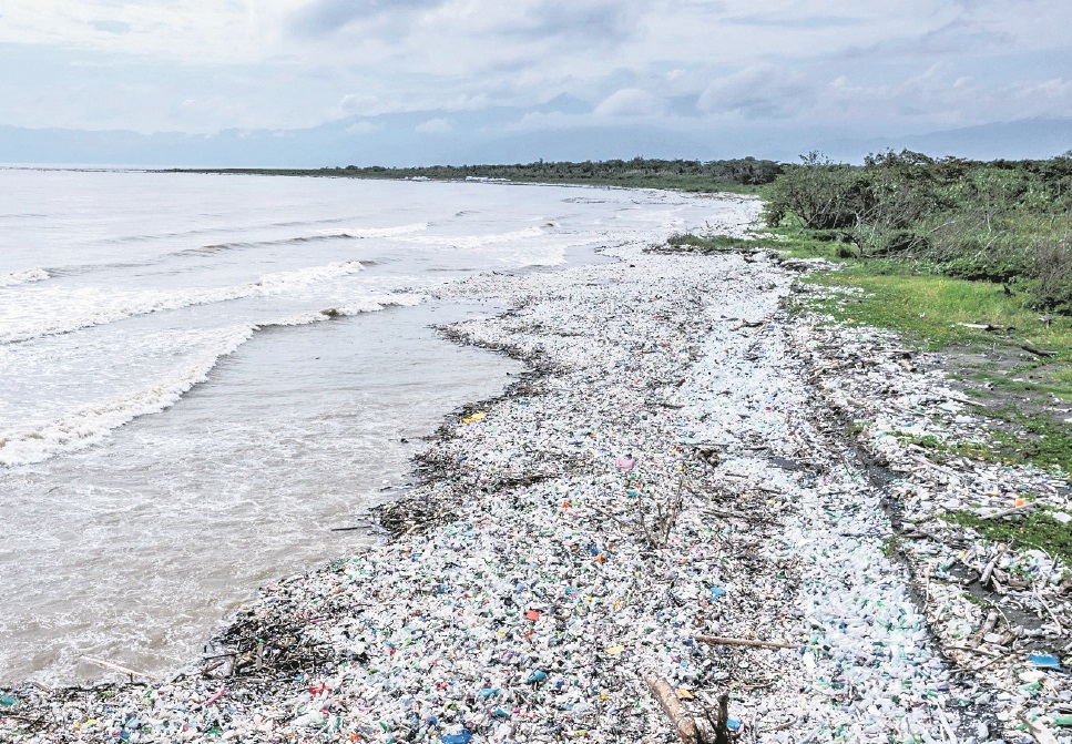 (Imagen de archivo) El plástico se ha vuelto un problema para el mar Caribe. Aunque se han colocado bardas, este persiste. (Foto Prensa Libre: Hemeroteca PL/Sergio Izquierdo)