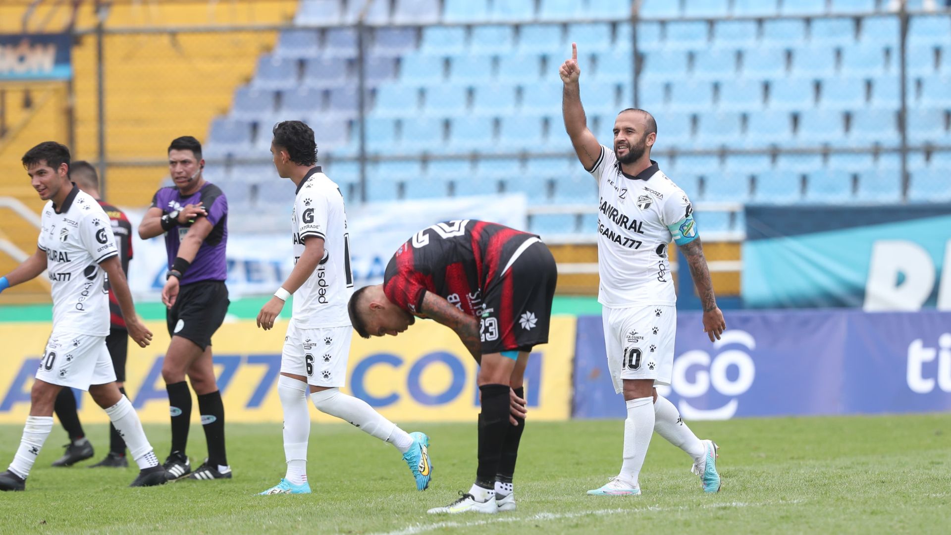 El jugador de Comunicaciones, José Contreras, luego de anotar el tercer gol de su equipo a Coatepeque. (Foto Prensa Libre: Erick Ávila)