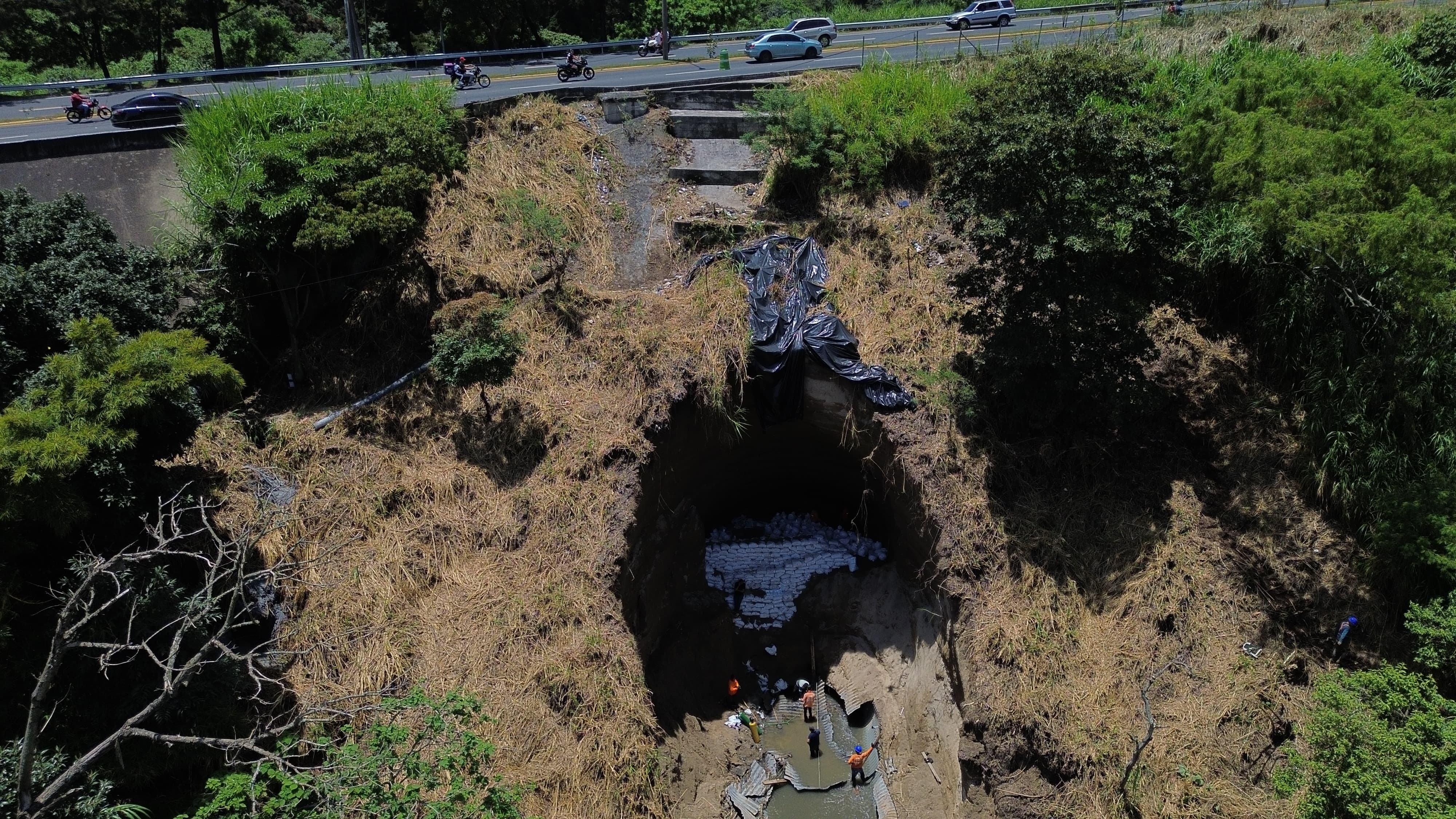 ¡Atención! Anuncian construcción de un puente sobre el bulevar Lourdes donde se registra un socavón