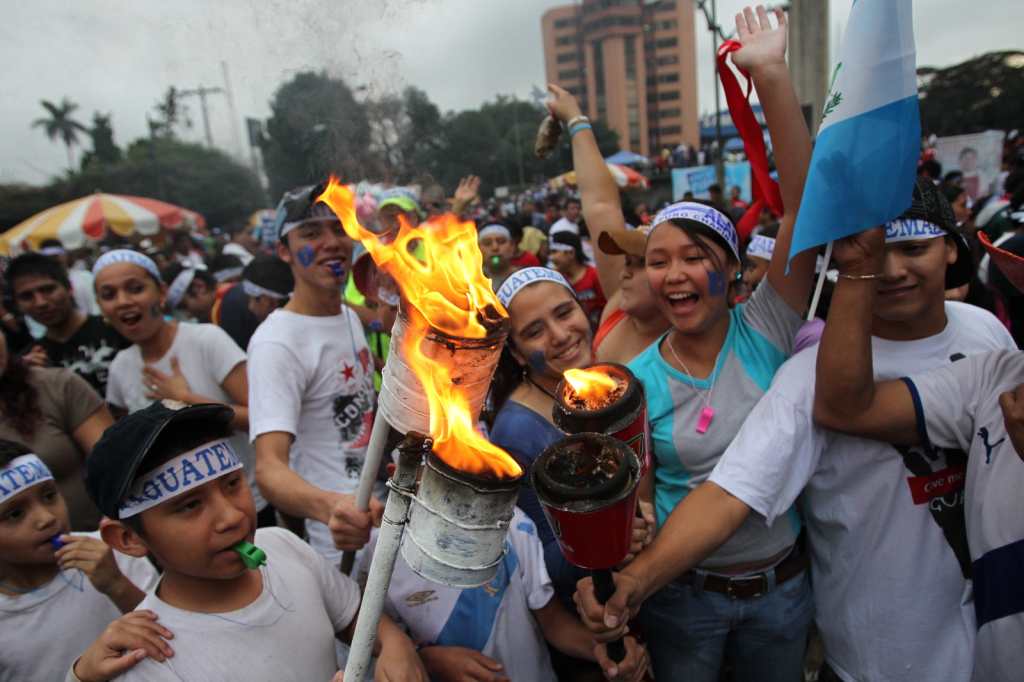 Estudiantes encendiendo antorchas en la plaza del Obelisco un 15 de septiembre
