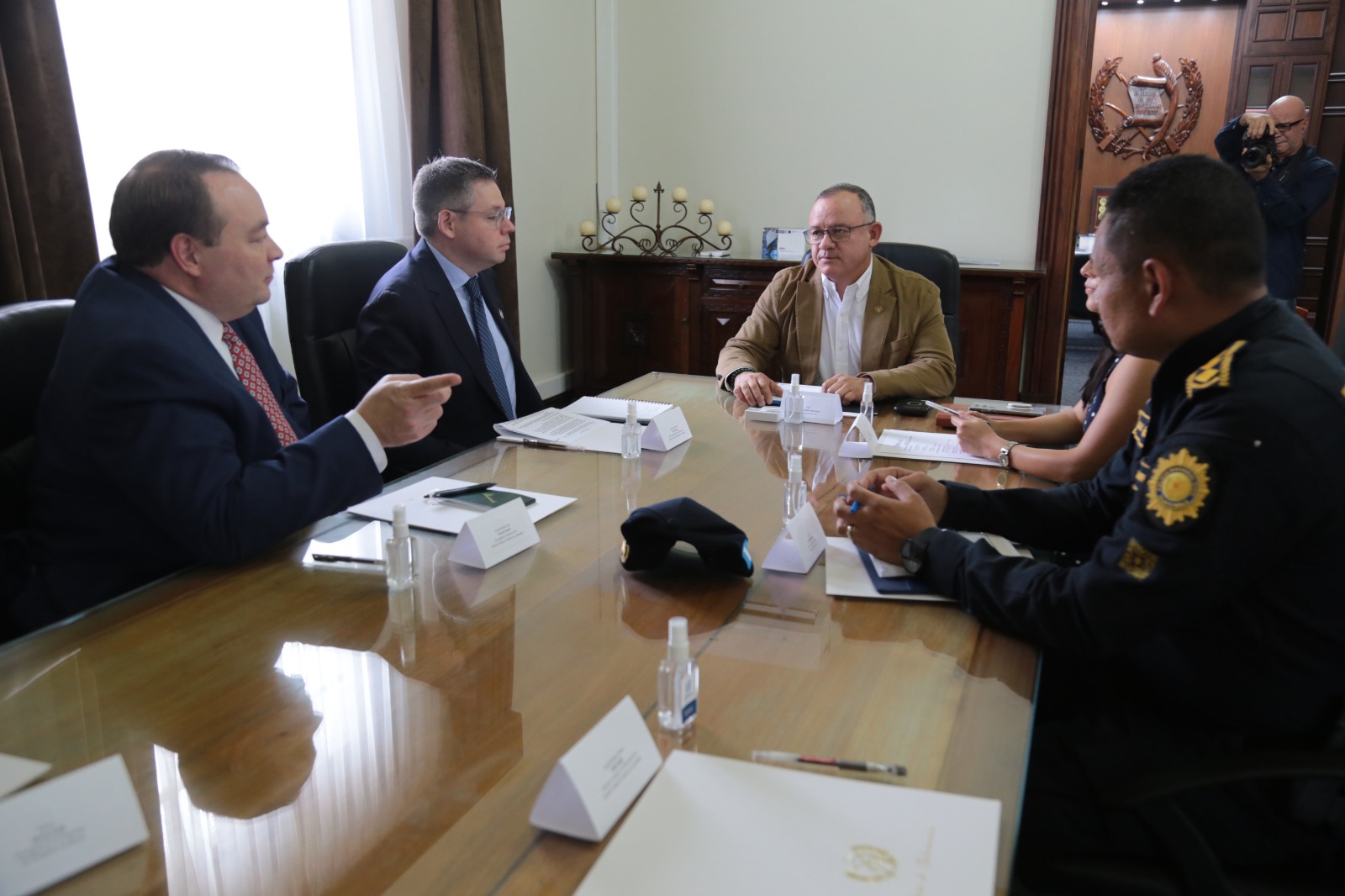 Reunión entre autoridades del Ministerio de Gobernación de Guatemala y autoridades de Estados Unidos para tratar temas de seguridad regional. (Foto Prensa Libre: Mingob)