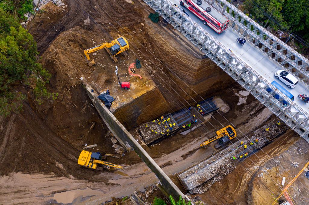 Comienzan trabajos para construcción de puente en hundimiento del km 17.5 ruta al Pacífico, Villa Nueva. (Foto Prensa Libre: Covial)