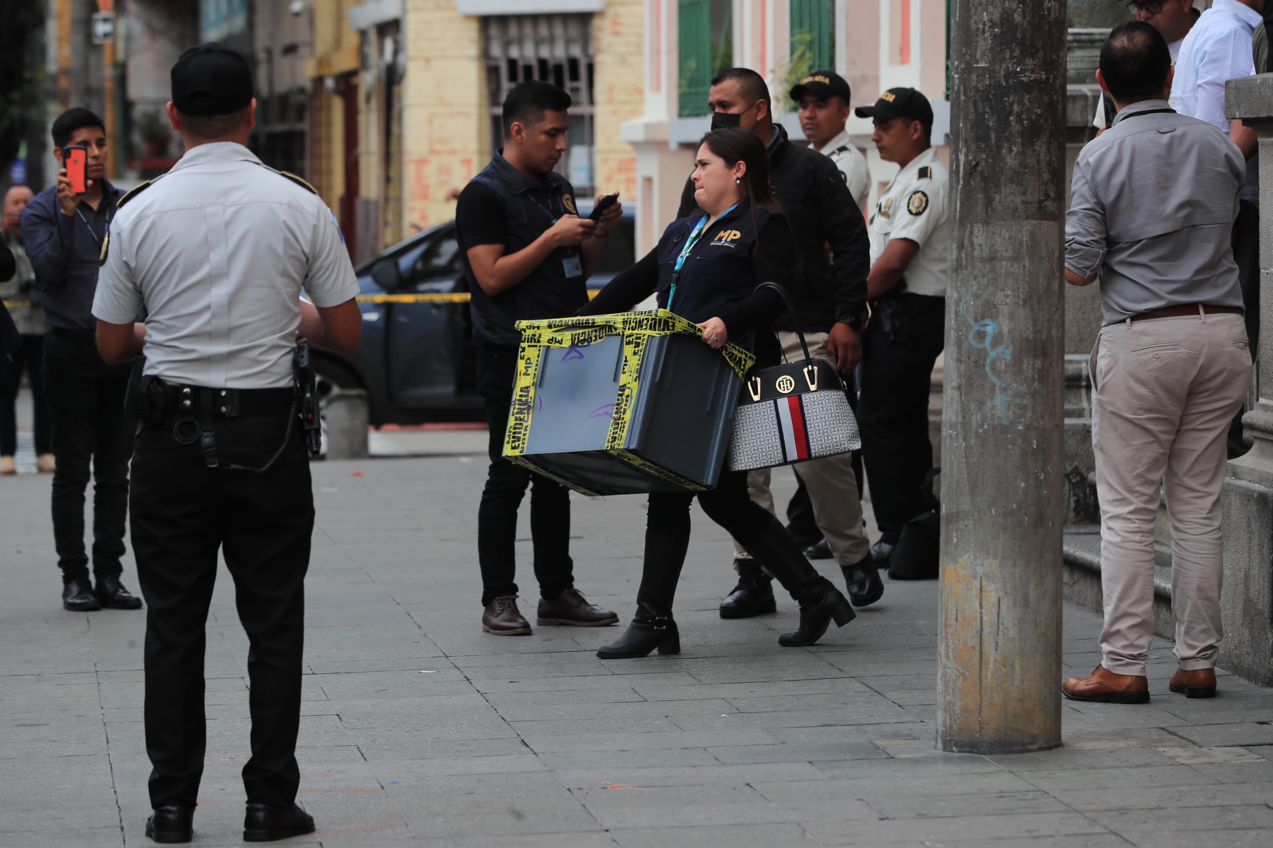 Fiscales del MP retiran cajas con actas electorales durante allanamiento en el TSE. (Foto Prensa Libre: Elmer Vargas)