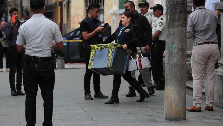 Fiscales del MP retiran cajas con actas electorales durante allanamiento en el TSE. (Foto Prensa Libre: Elmer Vargas)