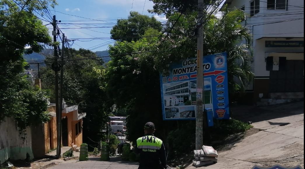 La PMT de Villa Canales suspendió el paso en la bajada La Joya, en la 1a. avenida y 7 calle de la zona 3 Boca del Monte, debido al hundimiento que se produjo. (Foto Prensa Libre: PMT de Villa Canales)