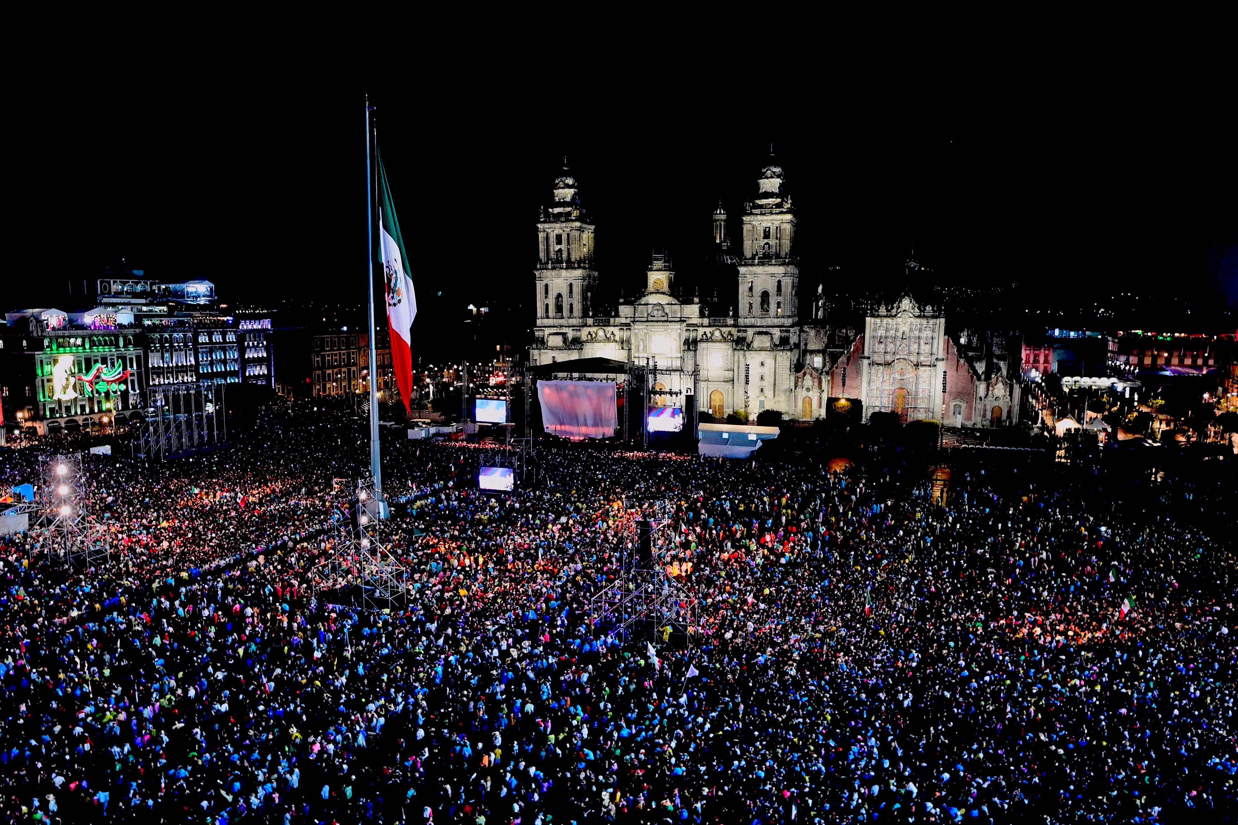 La gente asiste a la ceremonia "El Grito" que marca el inicio de las celebraciones del Día de la Independencia en la plaza Zócalo de la Ciudad de México el 15 de septiembre de 2023. (Foto Prensa Libre: Clauido Cruz/AFP)