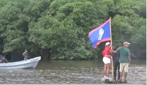 Beliceños intentan colocar bandera de su país en aguas del territorio guatemalteco. (Foto Prensa Libre: Tomado de YouTube)